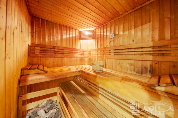 폐경 후 살쪄서 고민인 여성들, '매일 사우나' 하면 체중 조절에 큰 도움될 수 있어 (클립아트코리아)