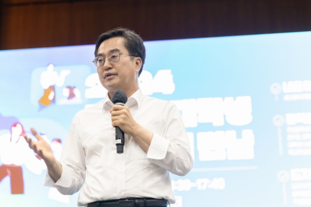 23일 오후 경기창조경제혁신센터에서 열린 2024 대학생 리더 만남 행사에서 김동연 경기도지사가 학생들과 소통의 시간을 갖고 있다. (사진=경기도)