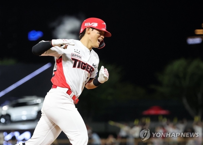 사이클링 히트 환호하는 김도영