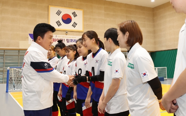 이날 격려 행사에 참석한 함영주 하나금융그룹 회장(사진 왼쪽에서 첫 번째)이 국가대표 골볼 선수단을 격려하고 『2024 파리 패럴림픽』의 선전을 당부했다. / 사진=하나금융 제공