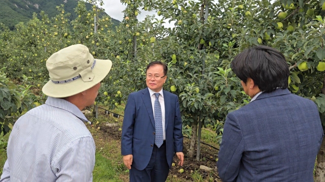 조항목 NS홈쇼핑 대표이사가 경남 거창군 고제면에 위치한 사과 농장에서 농장주의 설명을 듣고 있다.