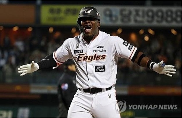 환호하는 요나탄 페라자