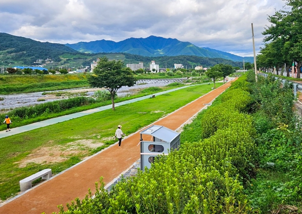 “걸으면 건강해져요”…영주시, 남원천에 맨발걷기 황톳길 조성