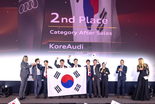 아우디 코리아는 지난 15일부터 19일까지 독일 뮌헨에서 열린 ‘아우디 트윈컵 2024 월드 챔피언십’에서 한국팀이 에프터 세일즈 부문 2위를 차지했다고 24일 밝혔다. 사진은 ‘아우디 트윈컵 2024 월드 챔피언십’에서 한국팀이 수상 기념 촬영을 하는 모습. (사진 = 아우디 코리아 제공)