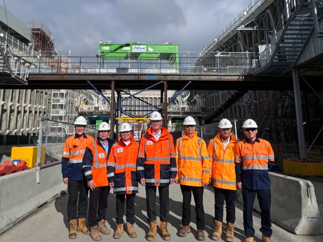 호주 현장에서 허윤홍 GS건설 대표(가운데)가 참석한 가운데 TBM Smoking ceremony 행사에 참석 후 기념사진을 촬영하고 있다. / 사진=GS건설 제공