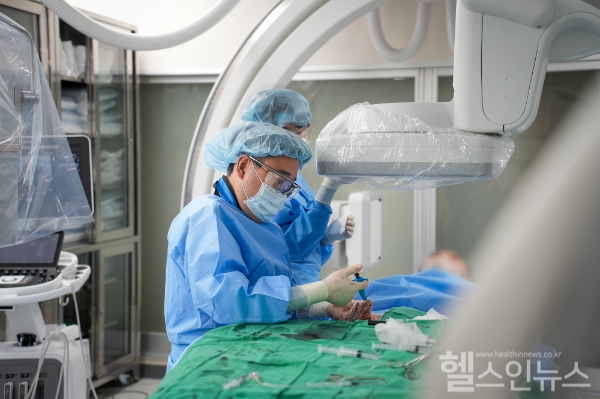 영상의학과 박주용 교수 TARE 시술, 부산백병원 제공