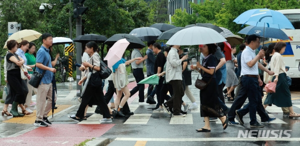 '중복'이자 목요일인 25일은 전국 곳곳에 구름이 끼겠고 대부분 지역에 소나기가 내리겠다. 사진은 비가 내리는 지난 23일 오후 서울 청계천 인근에서 시민들이 우산을 쓰고 지나가고 있는 모습.