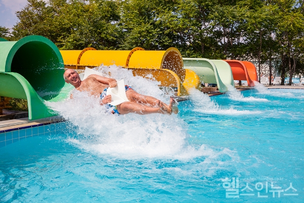 본격적으로 시작된 여름철 물놀이 시즌... 무리한 활동이 척추질환 유발할 수도 (대동병원 제공, 출처 클립아트코리아)