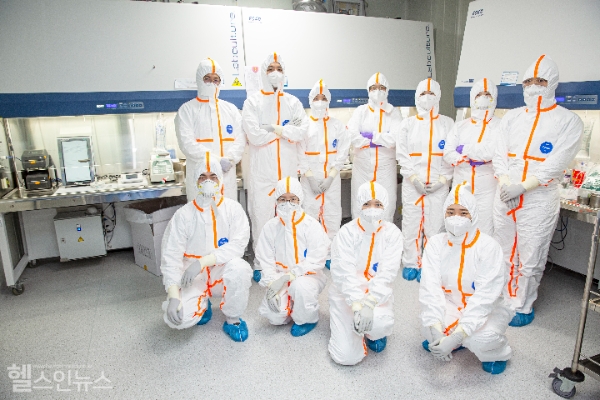 배성진 약제부장 등 관계자들이 항암 주사조제 관리 시스템 도입 기념촬영을 하고 있다.