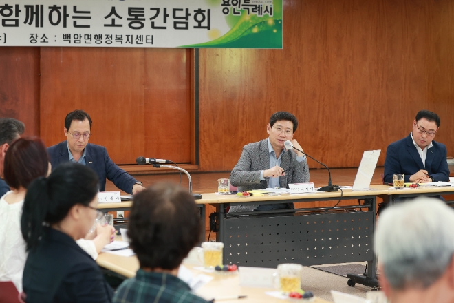 이상일 경기 용인특례시장이 24일 처인구 백암면 행정복지센터 대회의실에서 주민 소통간담회를 갖고 있다.(사진=용인시)