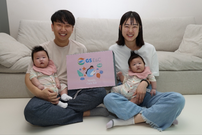 최근 쌍둥이 자녀를 출산해 육아휴직 중인 GS건설 직원(왼쪽)이 아내와 함께 회사에서 준비한 출산 축하선물을 받고 활짝 웃고 있다. / 사진=GS건설 제공