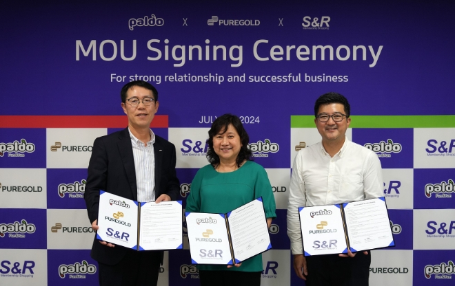 (왼쪽부터) 권성균 팔도 대표이사, Susan PUREGOLD사 부회장, Karl Cotaoco S&R사 부사장이 기념 촬영하고 있다. / 사진=팔도 제공