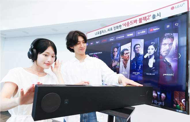 LG유플러스는 AI 적용과 음향 기능을 강화한 사운드바 폼팩터 기반 셋톱박스 ‘사운드바 블랙2’를 새롭게 공개했다고 25일 밝혔다. 사진은 LG유플러스 모델이 ‘사운드바 블랙2’를 소개하는 모습. (사진 = LG유플러스 제공)