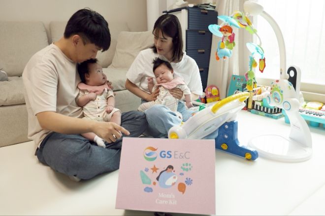 GS건설은 임신과 출산, 육아 전 주기에 걸쳐 실효성 있는 혜택을 확충하고, 이를 적극적으로 활용할 수 있는 사내 분위기를 만들기 위해 관련제도를 보강 및 신설한다고 25일 밝혔다. 사진은 최근 쌍둥이 자녀를 출산해 육아휴직 중인 GS건설 직원(사진 왼쪽)이 아내와 함께 회사에서 준비한 출산축하선물을 받고 활짝 웃고 있는 모습. (사진 = GS건설 제공)