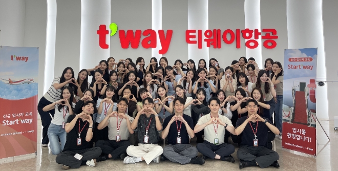 티웨이항공은 지난 8일부터 19일까지 신입 및 경력 입사자 총 58명을 대상으로 입사자 교육 및 온보딩 교육 등 다양한 교육 프로그램을 실시했다고 25일 밝혔다. 사진은 신규 입사자 교육에 참여한 티웨이항공 임직원들의 모습. (사진 = 티웨이항공 제공)
