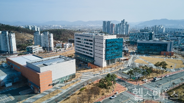 케이메디허브 연구원이 아밀로이드 베타와 타우 단백질을 동반 억제하는 저분자화합물의 연구성과를 국제학술지 표지논문으로 게재했다. <사진은 케이메디허브 전경>