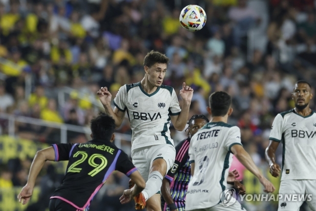 2024 MLS 올스타게임에서 볼을 다투는 MLS 올스타와 멕시코 리가 MX 올스타