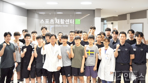 경성중학교 아이스하키부 선수들과 서울부민병원 운영팀 단체사진