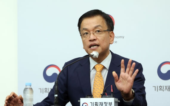 최상목 경제부총리 겸 기획재정부 장관이 25일 브리핑에서 윤석열 정부 2기 경제팀이 내놓은 세법개정안의 배경을 설명하고 있다.(사진=뉴시스)