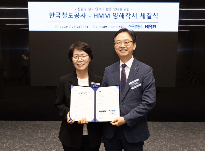 김양숙 코레일 물류사업본부장(왼쪽), 이정엽 HMM 컨테이너사업부문장이 체결식 후 기념 촬영하고 있다. / 사진=코레일 제공