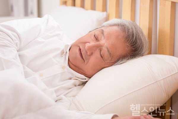 노인들에게 흔한 수면장애, 방치하면 건강문제와 직결.... 치매·알츠하이머 연관 높은 만큼 적극적인 자세로 관리 및 치료에 임해야 (클립아트코리아)