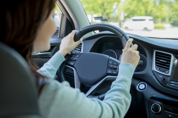 장거리 운전 뒤 한쪽 허벅지부터 종아리까지 찌릿찌릿? 허리디스크 문제일 가능성 높아 (클립아트코리아)