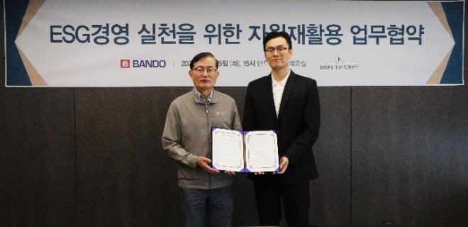 김용철 반도건설 대표(왼쪽)와 구본무 이스트투웨스트 대표가 MOU 체결 후 기념 촬영하고 있다. / 사진=반도건설 제공