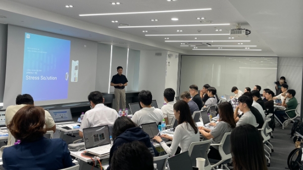 지난 24일 IBK창공 대전 센터에서 열린 IR 행사에서 스트레스솔루션(대표 배익렬) 관계자가 투자유치를 위한 기업 설명을 진행하고 있는 모습. / 사진=IBK기업은행 제공