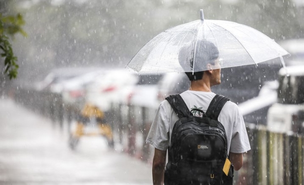 지난 27일 서울 용산구 전쟁기념관에서 우산을 쓴 시민들이 소나기를 맞으며 이동하고 있다.
