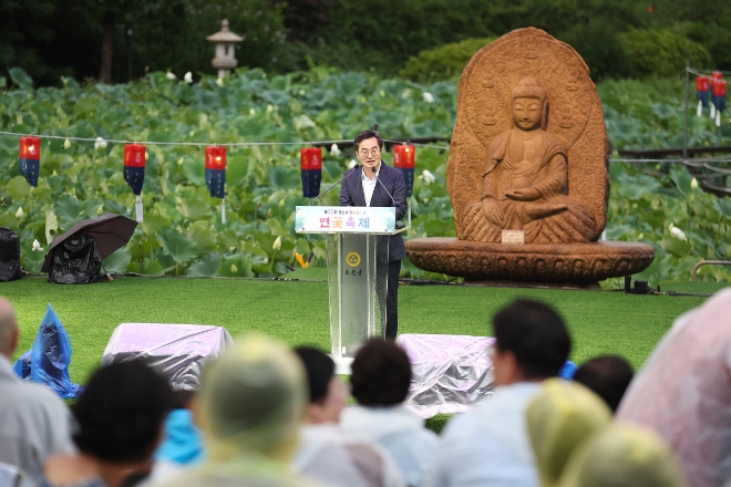제22회 봉선사 연꽃축제에 김동연 경기도지사가 이끄는 경기도 사회적경제조직(기업)이 27일 경기도에서 처음으로 참여했다. 김 지사가 인사말을 하고 있다.(사진=경기도)