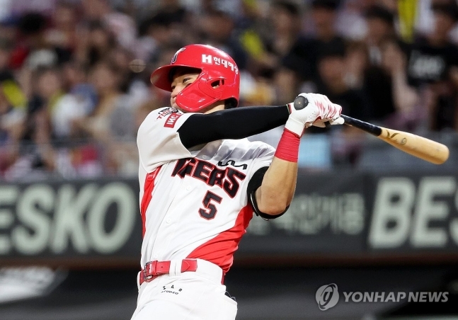 타격하는 김도영