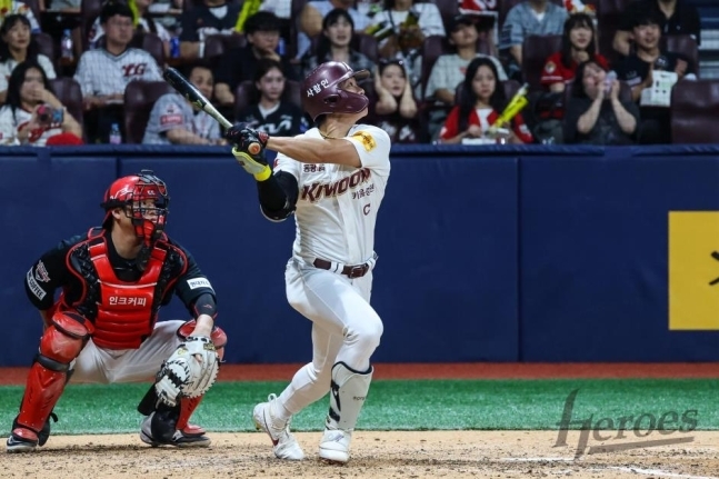 키움 히어로즈 송성문(오른쪽)