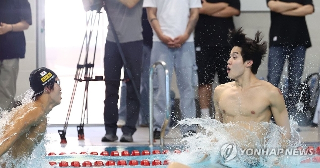 물속으로 뛰어드는 김우민과 황선우