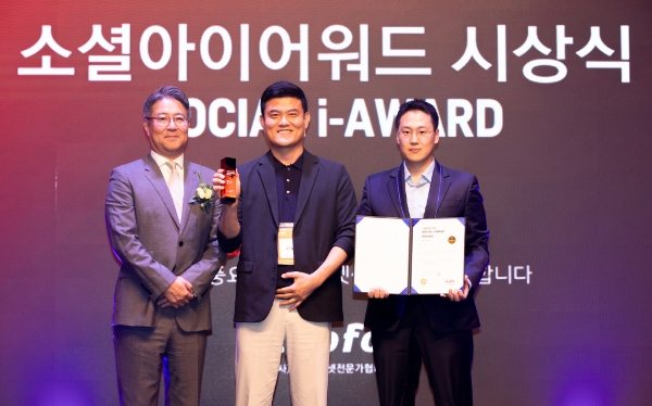 KT&G 장호연 사회공헌부장(사진 가운데)과 주최측인 (사)한국인터넷전문가협회 민승재 협회장(사진 왼쪽), KT&G상상플래닛 운영대행사인 네스트앤드의 이동완 대표(사진 오른쪽)