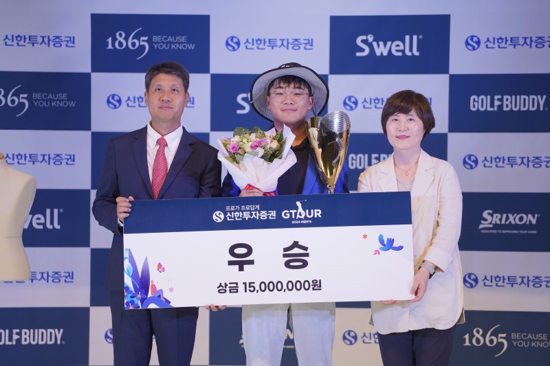 지난 27일(토) 대전 골프존조이마루에서 열린 ‘2024 신한투자증권 GTOUR MEN’S’ 4차 결선 시상식에서 (왼쪽부터)골프존 박강수 대표, 우승자 윤서준, 신한투자증권 김수영 본부장이 기념촬영을 하고 있다.
