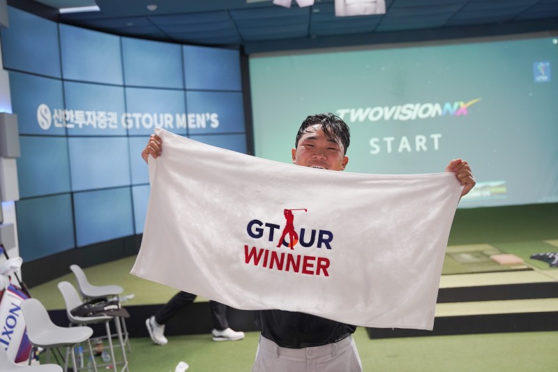 지난 27일(토) 대전 골프존조이마루에서 ‘2024 신한투자증권 GTOUR MEN’S’ 4차 대회 우승자 윤서준이 경기 종료 후 세레모니를 하고 있다.