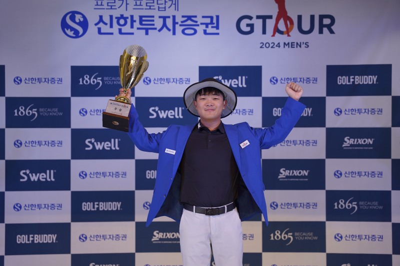 지난 27일(토) 대전 골프존조이마루에서 ‘2024 신한투자증권 GTOUR MEN’S’ 4차 대회 우승자 윤서준이 경기 종료 후 세레모니를 하고 있다.