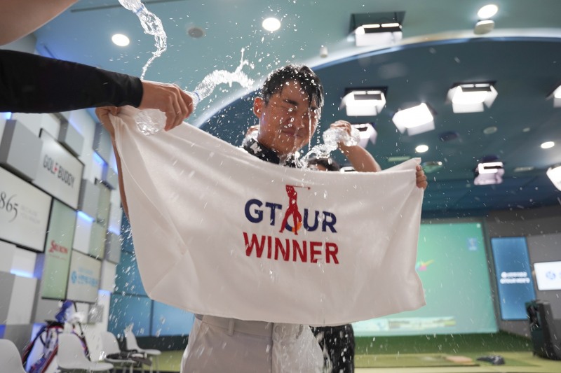 지난 27일(토) 대전 골프존조이마루에서 ‘2024 신한투자증권 GTOUR MEN’S’ 4차 대회 우승자 윤서준이 우승 후 축하의 물세례를 받고 있다.