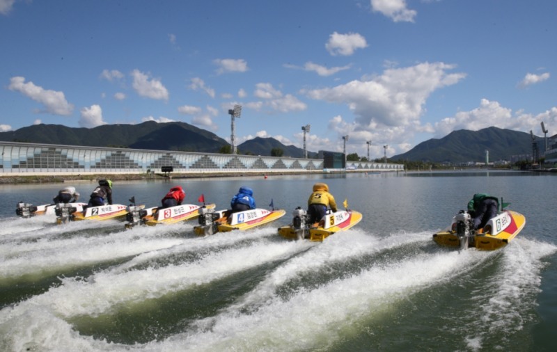 미사리경정장에서 경주 출전을 위해 계류장을 벗어나고 있다
