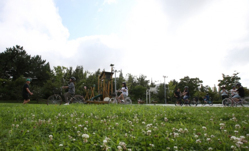 지난 24일 창원 샛별지역아동센터에서 '경륜 선수와 함께하는 자전거 안전 교실' 행사를 개최했다.