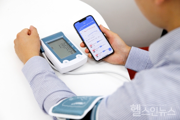 가정에서 혈압측정 후 입력 또는 측정한 혈압계의 사진을 찍으면 앱으로 자신의 혈압이 기록된다. (주)틸더의 헬스스캔 앱을 활용하여 혈압일지를 작성하는 모습. (고려대학교 안암병원 제공)