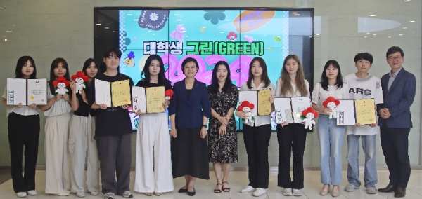 서울 사랑의열매 신혜영 사무처장(왼쪽 6번째), 더버터 김시원 편집장(왼쪽 7번째), 서울특별시사회복지사협회 곽경인 사무처장(오른쪽 1번째)와 수상자들이 기념촬영을 하고 있다.