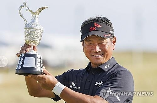 우승 트로피를 든 최경주.