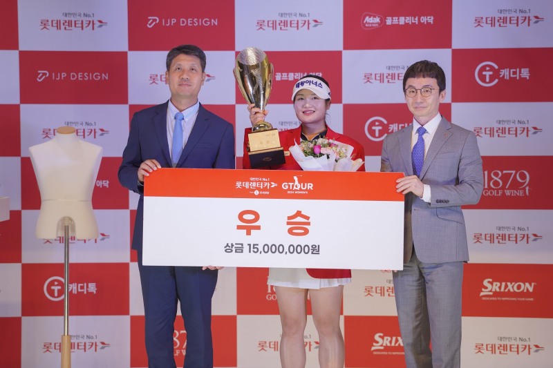 지난 28일(일) 대전 골프존조이마루에서 열린 ‘2024 롯데렌탈 롯데렌터카 GTOUR WOMEN’S’ 4차 결선 시상식에서 (왼쪽부터)골프존 박강수 대표, 우승자 홍현지, 롯데렌탈 주식회사 마케팅부문 조근행 상무가 기념촬영을 하고 있다.