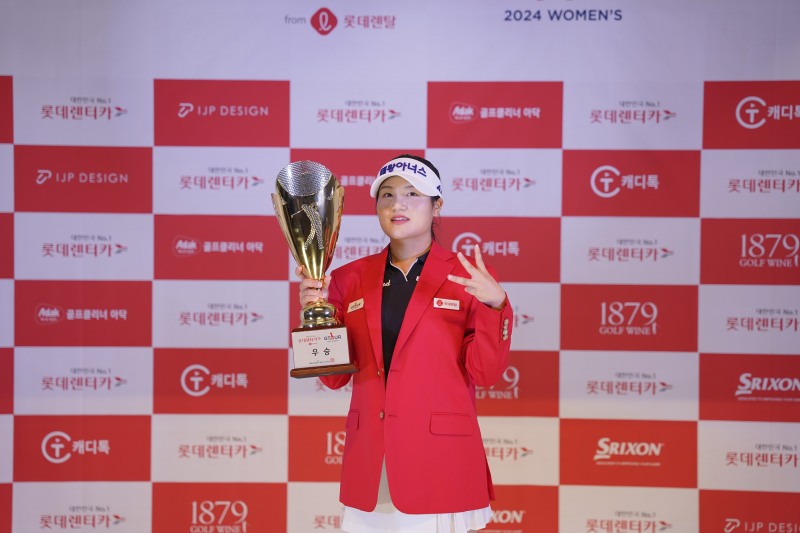 지난 28일(일) 대전 골프존조이마루에서 열린 ‘2024 롯데렌탈 롯데렌터카 GTOUR WOMEN’S’ 4차 결선 시상식에서 우승자 홍현지가 기념사진을 촬영하고 있다.
