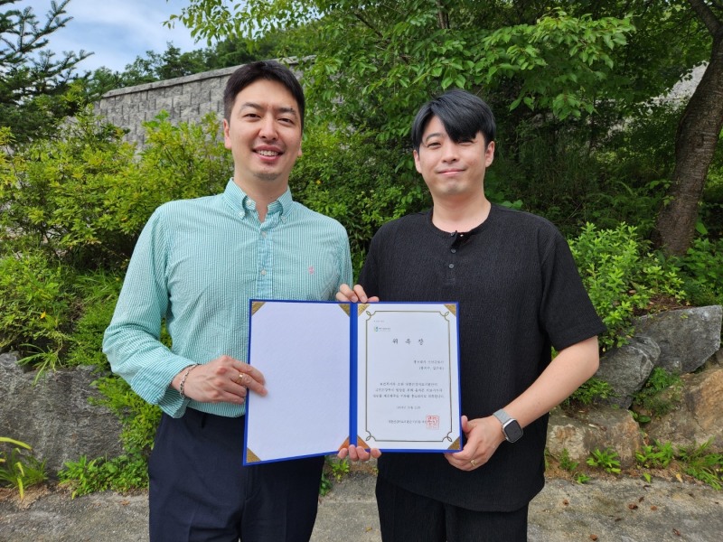 왼쪽부터 한동수(대한건강의료지원단 경상도지회장), 홍지수(소년간호사 YouTube 운영진)