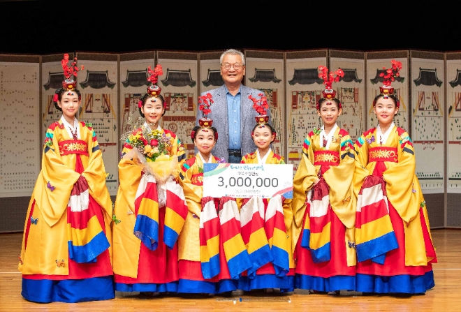 윤영달 크라운해태 회장이 종합대상(교육부장관상)을 수상한 화동정재예술단과 함께 기쁨을 나누고 있다. / 사진=크라운해태 제공