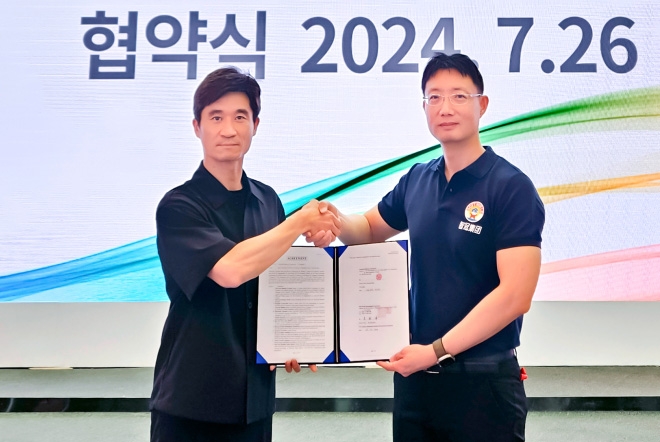 사진=컴투스플랫폼 김종문 사업총괄 상무(왼쪽)와 소프트월드 이세진 그룹사업 총괄 부사장이 기념촬영을 하고 있다.