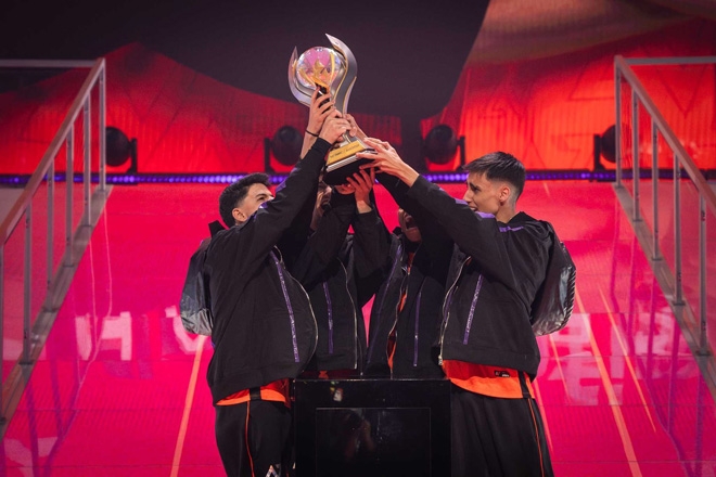 2024 배틀그라운드 모바일 월드컵 최종 우승팀인 브라질의 '알파 세븐 e스포츠' 팀이 우승컵을 들어보이고 있다. 사진 제공 : 크래프톤