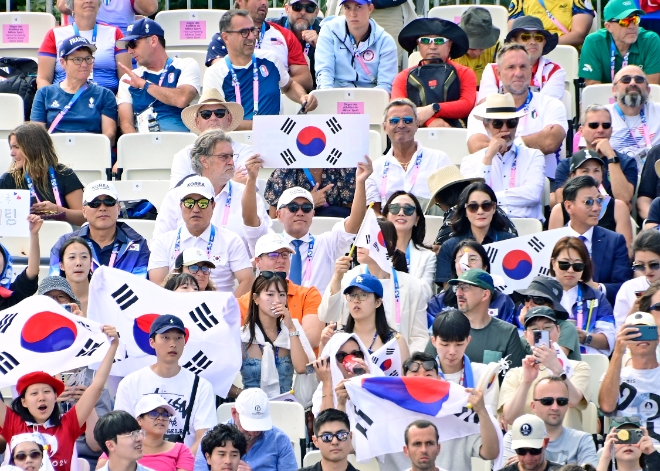 정의선 현대차그룹 회장이 지난 28일(현지시간) 파리 대회 양궁 여자 단체전 경기를 찾아 김재열 IOC 위원, 이서현 삼성물산 전략기획담당 사장과 관람석에서 응원하고 있다. 아래 넷째 줄 왼쪽에서 세 번째 정의선 회장, 다섯 번째 이서현 삼성물산 전략기획담당 사장, 김재열 IOC위원 / 사진=현대차그룹 제공